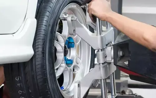 Roda de carro com sensor de alinhamento fixado durante o alinhamento 3D
