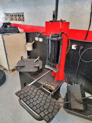 Máquina desmontadora de pneus na área de pneus da oficina