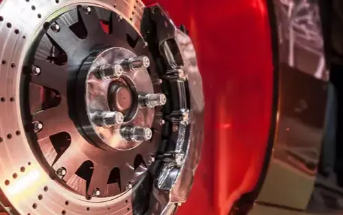 Disco de freio ventilado com pinça instalado em uma roda de carro