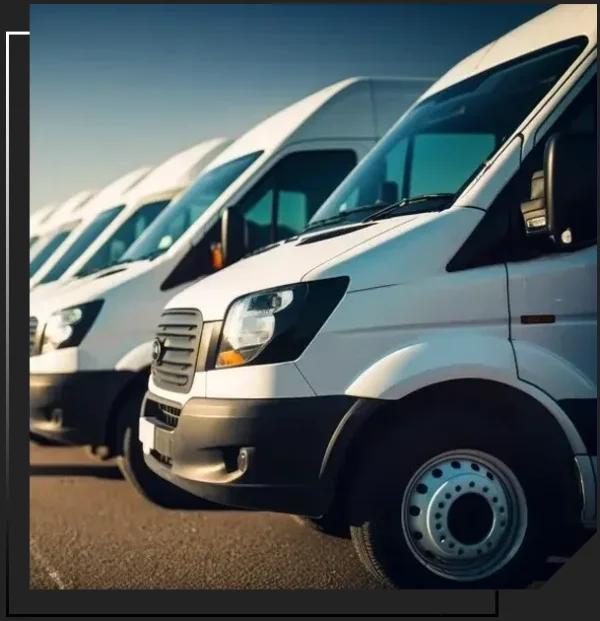 Fileira de vans brancas de frota empresarial estacionadas lado a lado em um pátio