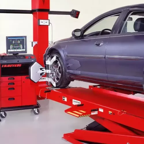 Carro elevado em uma oficina mecânica durante manutenção