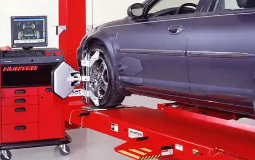 Carro elevado em uma oficina mecânica durante manutenção